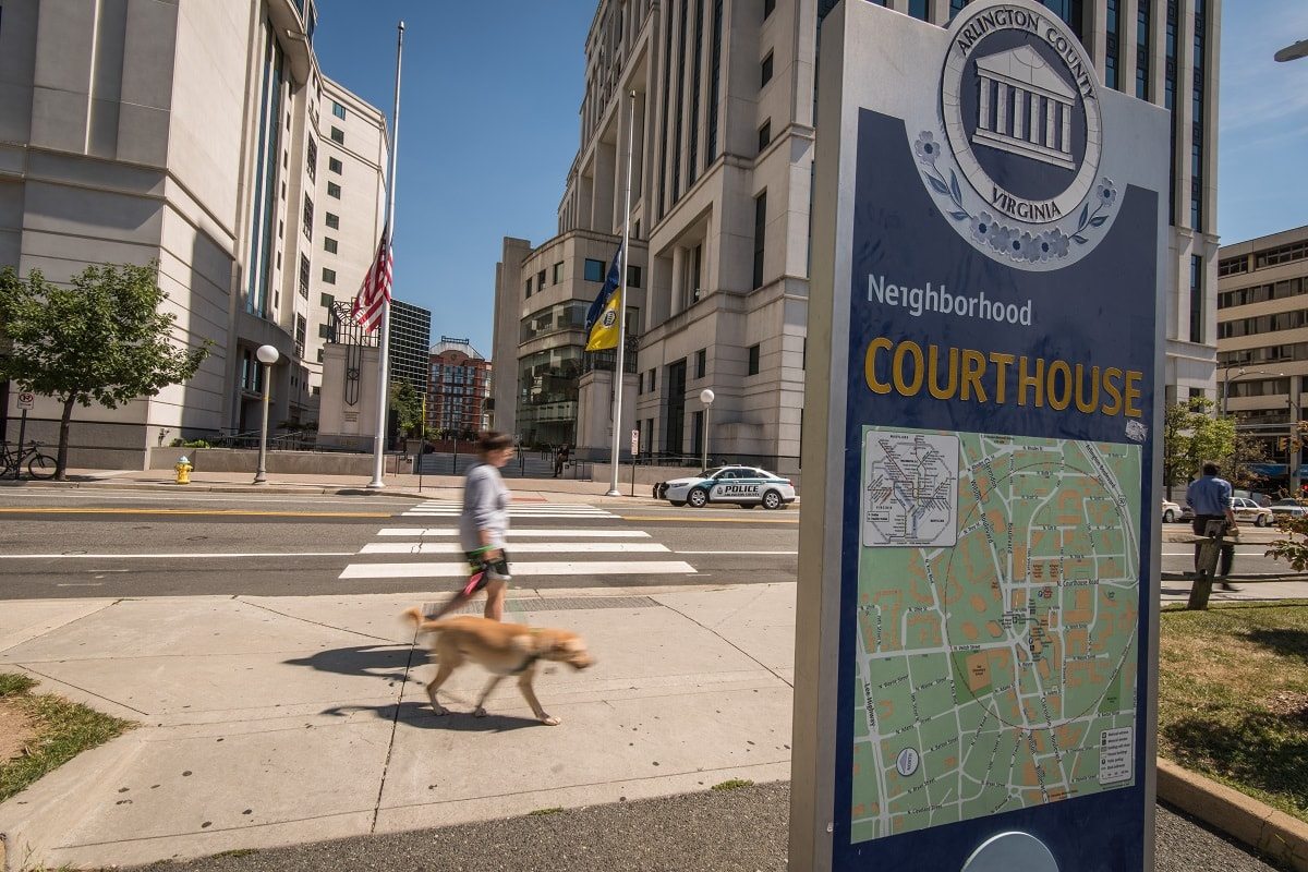 wayfinding signs in courthouse arlington